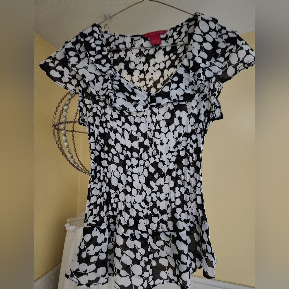 Adorable black and white blouse